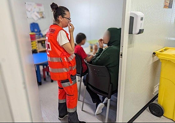 Atención de Cruz Roja a las personas llegadas en embarcaciones precarias.