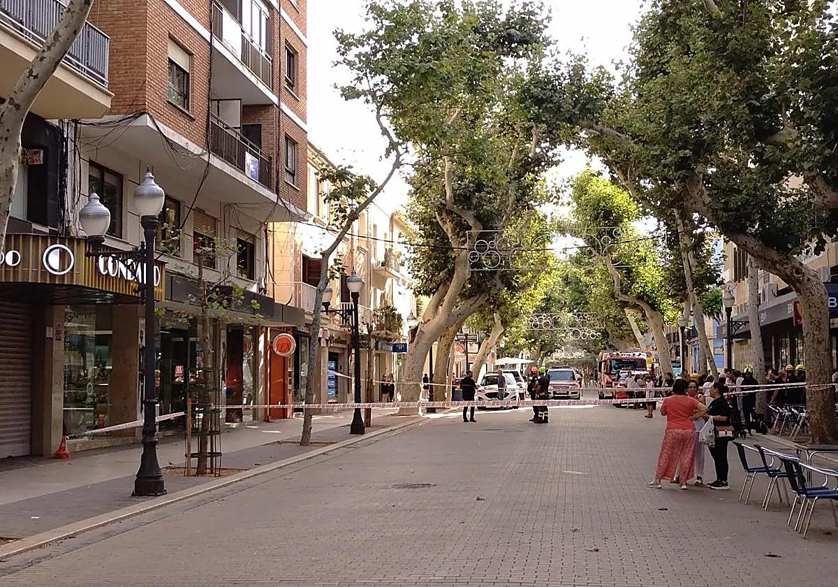 Calle acordonada por peligro en el edificio número 40.