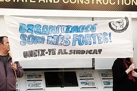 Miembros del Sindicat de Barri de Carolines, durante un desahucio.