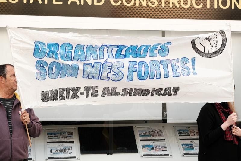 Miembros del Sindicat de Barri de Carolines, durante un desahucio.
