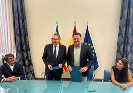 El presidente de la Diputación de Alicante, Toni Pérez, con el alcalde de Elche, Pablo Ruz, tras la firma de la cesión de espacios.
