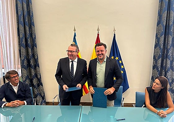 El presidente de la Diputación de Alicante, Toni Pérez, con el alcalde de Elche, Pablo Ruz, tras la firma de la cesión de espacios.