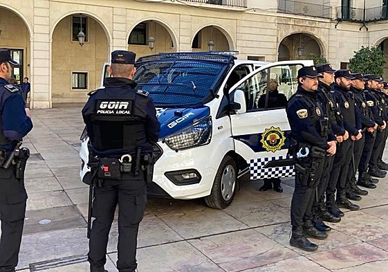 Efectivos de la Policía Local de Alicante con uno de los vehículos.