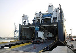 Trailéres entrando en el buque para la nueva ruta con Libia.
