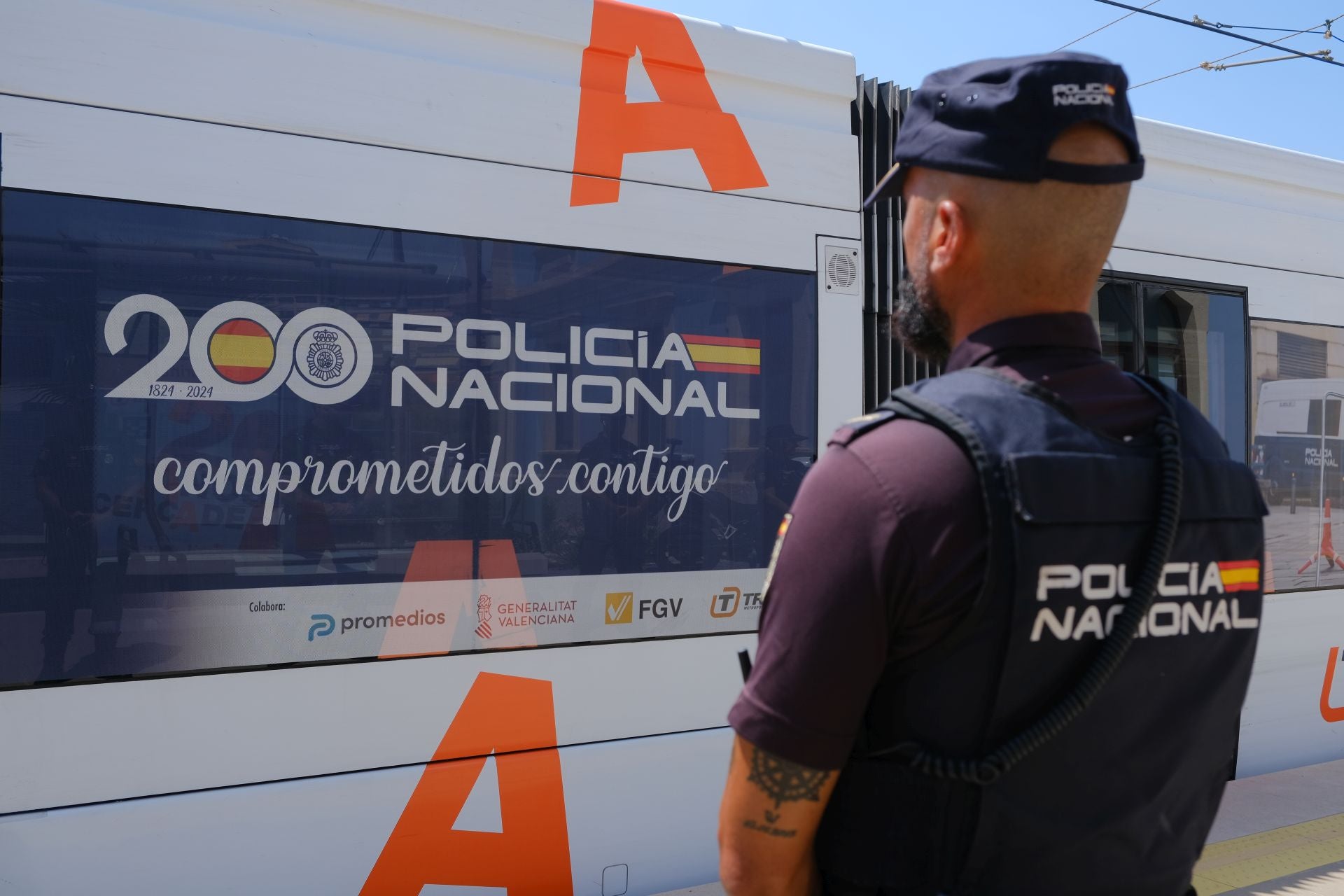 TRAM presenta en Alicante el convoy conmmemorativo del bicentenario de la Policía Nacional