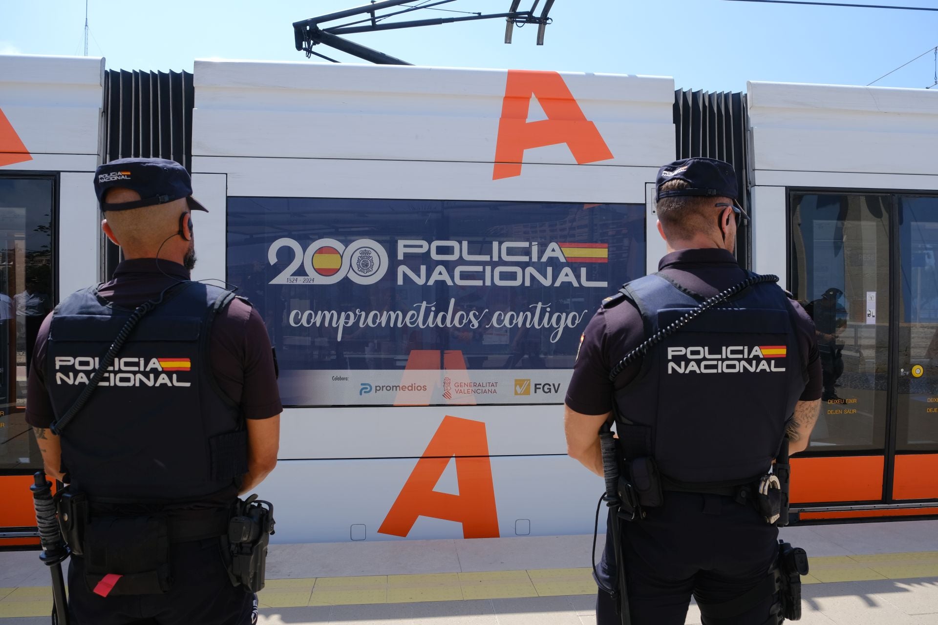 TRAM presenta en Alicante el convoy conmmemorativo del bicentenario de la Policía Nacional