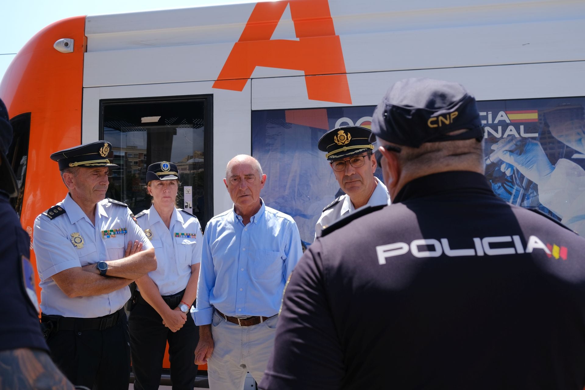 TRAM presenta en Alicante el convoy conmmemorativo del bicentenario de la Policía Nacional
