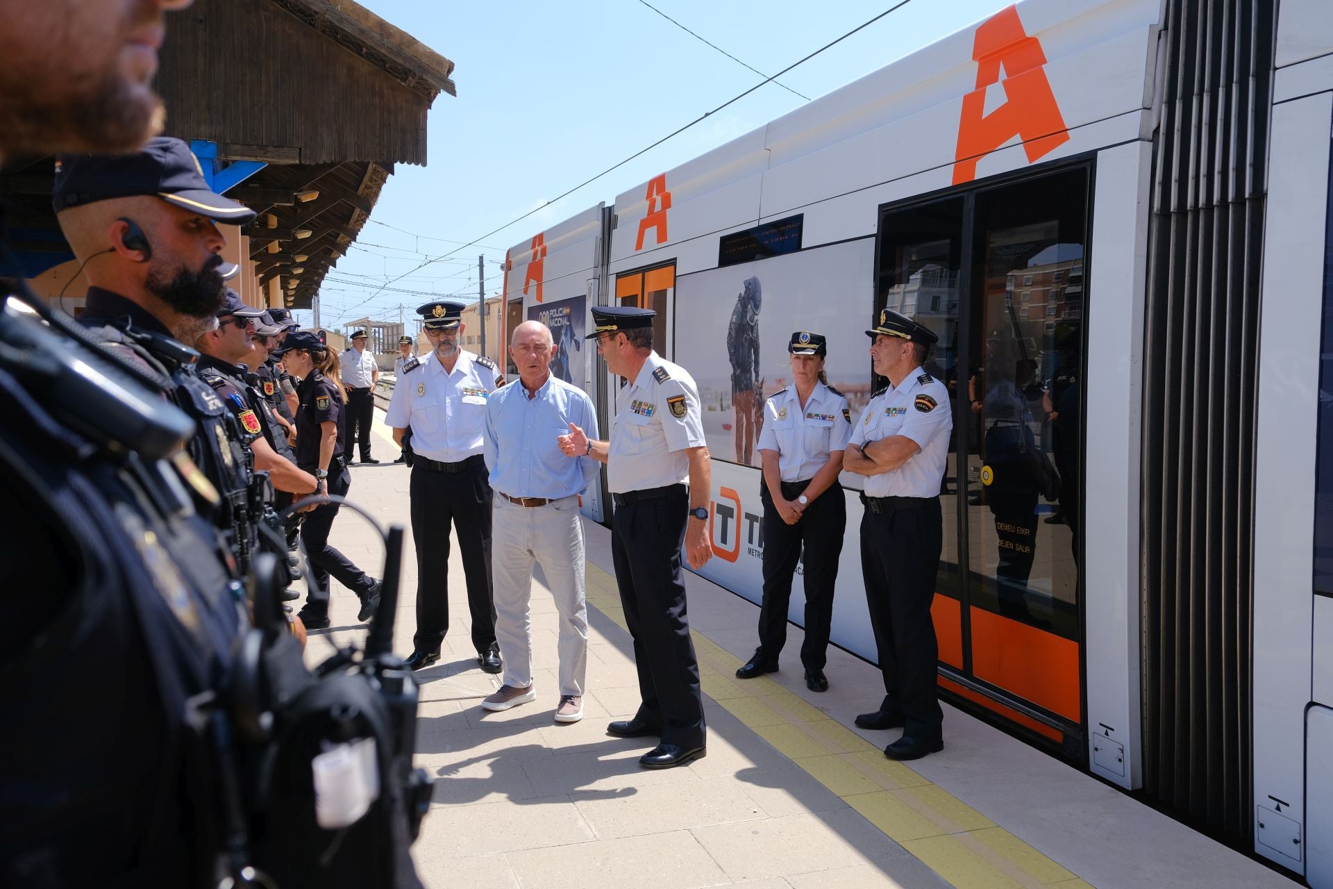 TRAM presenta en Alicante el convoy conmmemorativo del bicentenario de la Policía Nacional