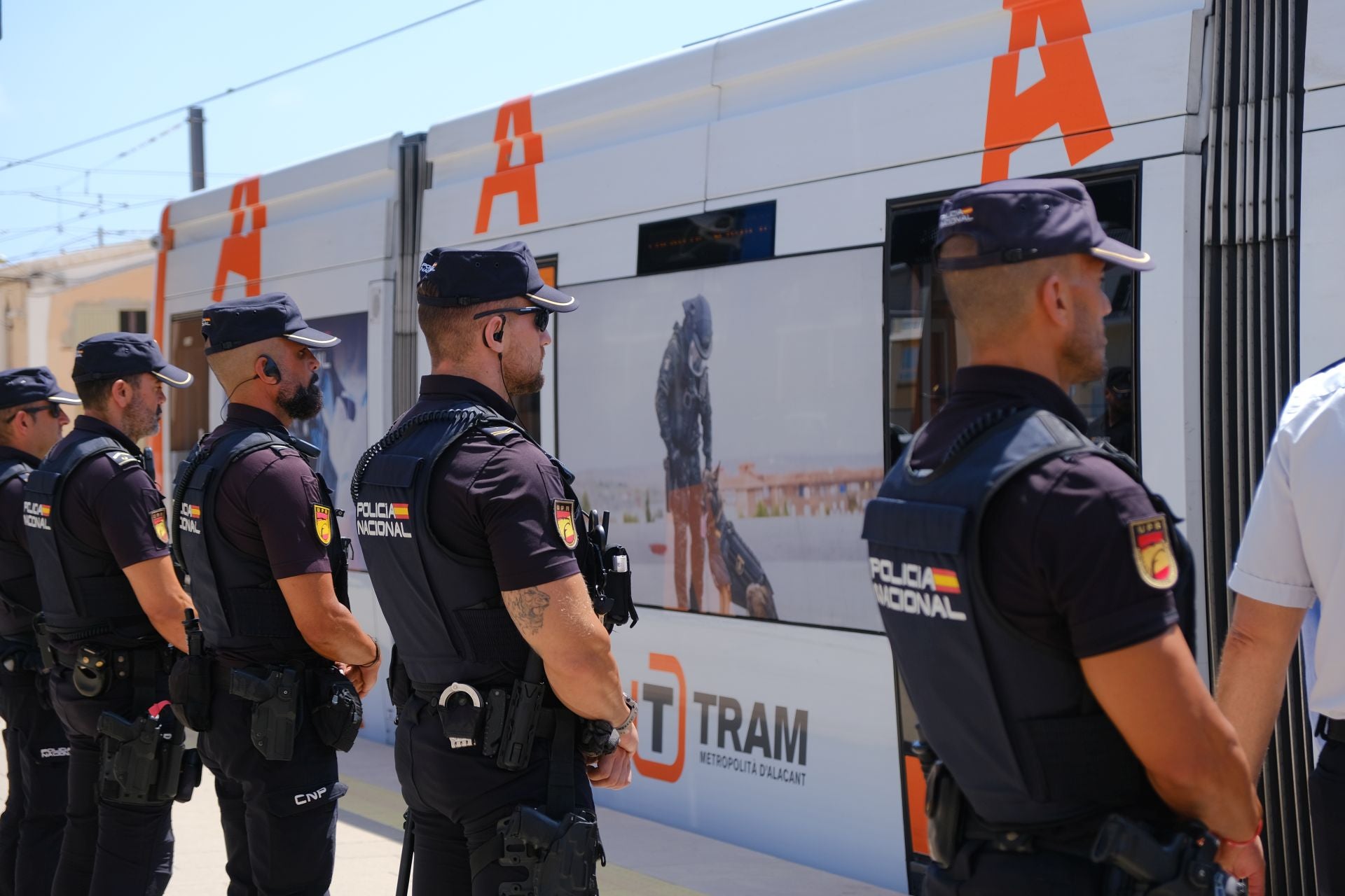 TRAM presenta en Alicante el convoy conmmemorativo del bicentenario de la Policía Nacional