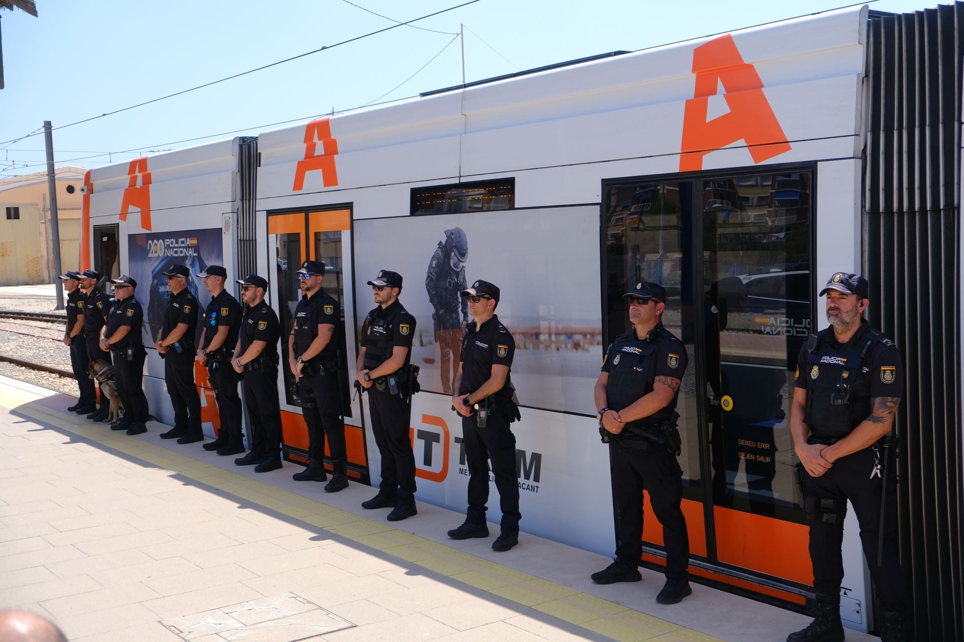 TRAM presenta en Alicante el convoy conmmemorativo del bicentenario de la Policía Nacional