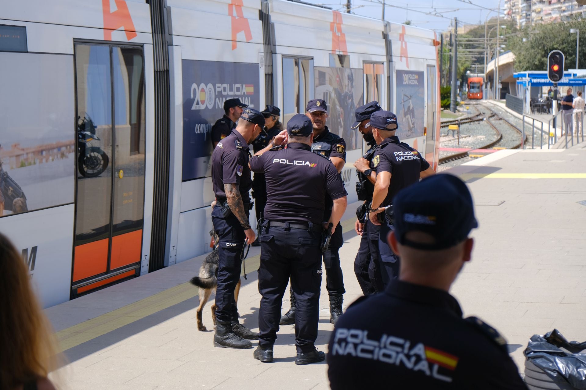 TRAM presenta en Alicante el convoy conmmemorativo del bicentenario de la Policía Nacional