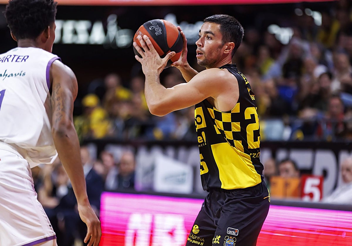 Álex López, durante un partido con el Tenerife.