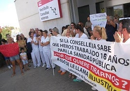 Los trabajadores del laboratorio, concentrados este lunes frente a las puertas de Consultas Externas.