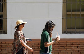 Dos transeuntes sufren los estragos del calor.