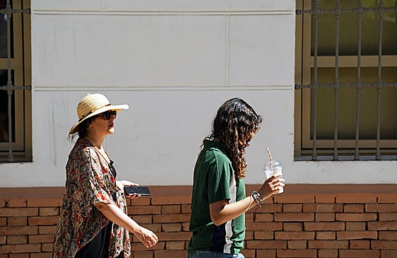 Dos transeuntes sufren los estragos del calor.