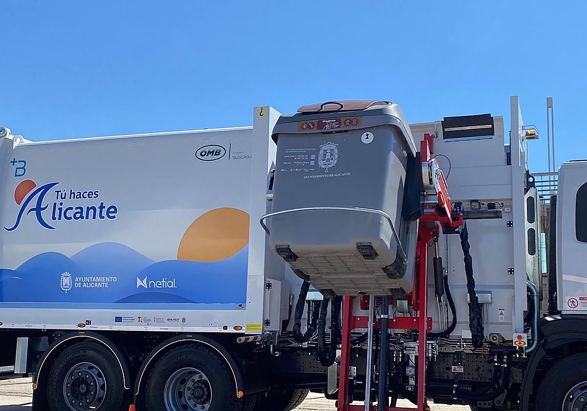Alicante estrena camiones de recogida de residuos adaptados a cada barrio