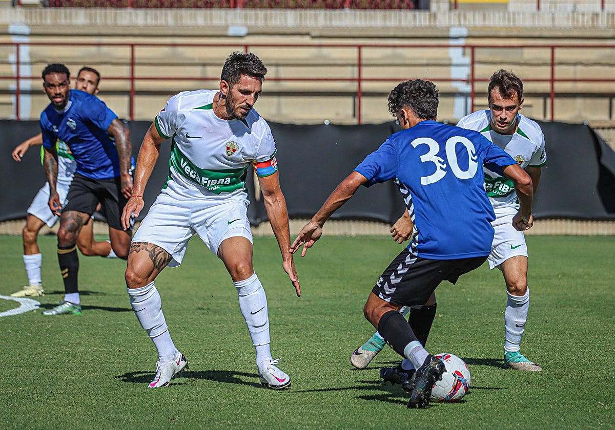 Pedro Bigas impide el paso a un jugador del Intercity.