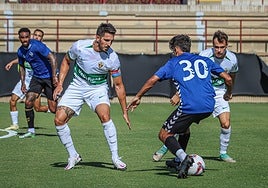Pedro Bigas impide el paso a un jugador del Intercity.