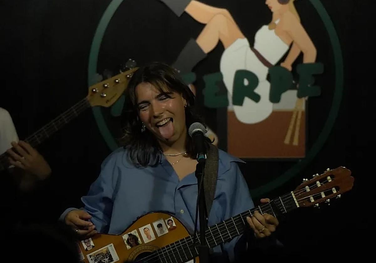 Tere Priore durante un concierto.