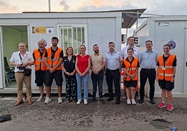 La delegada del Gobierno en la Comunitat, Pilar Bernabé, y el subdelegado en la provincia, José Antonio Nieves, visitan al personal de la OPE en el puerto de Alicante.