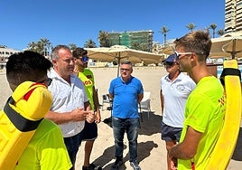 Los socorristas y el hamaquero que rescataron a cuatro personas el pasado miércoles.