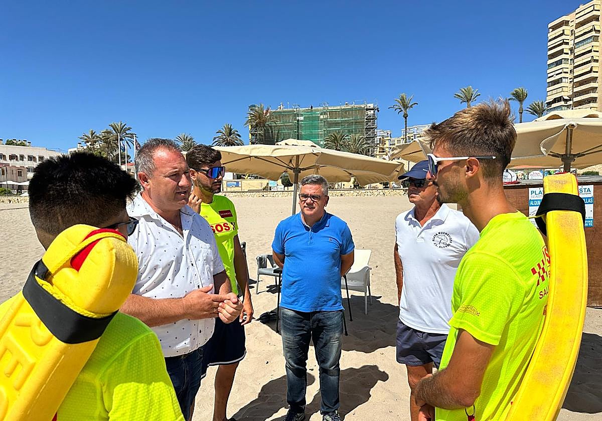 Los socorristas y el hamaquero que rescataron a cuatro personas el pasado miércoles.