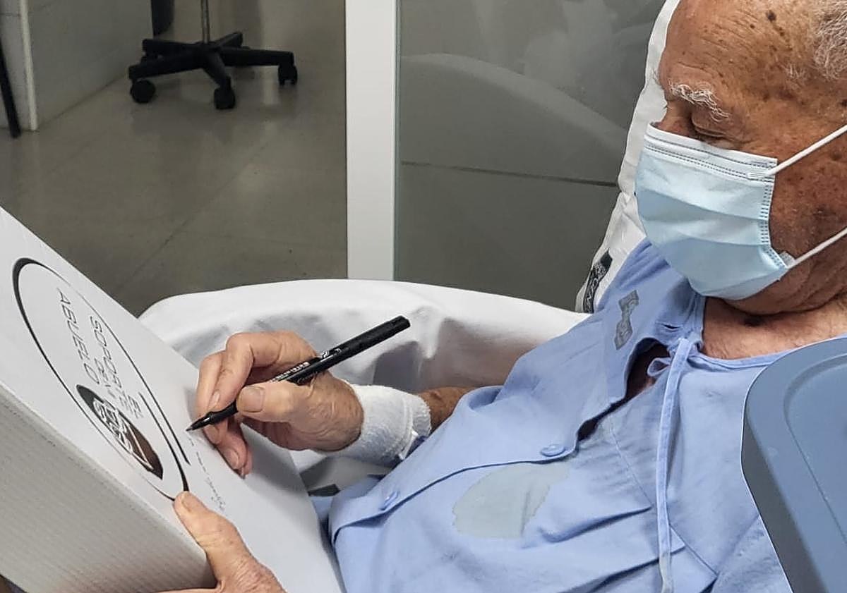 Imagen principal - Almira no paraba quieto, fuera en casa o en el hospital siempre esta ideando.