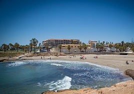 Playa de Orihuela Costa reabierta tras el informe favorable de Generalitat.