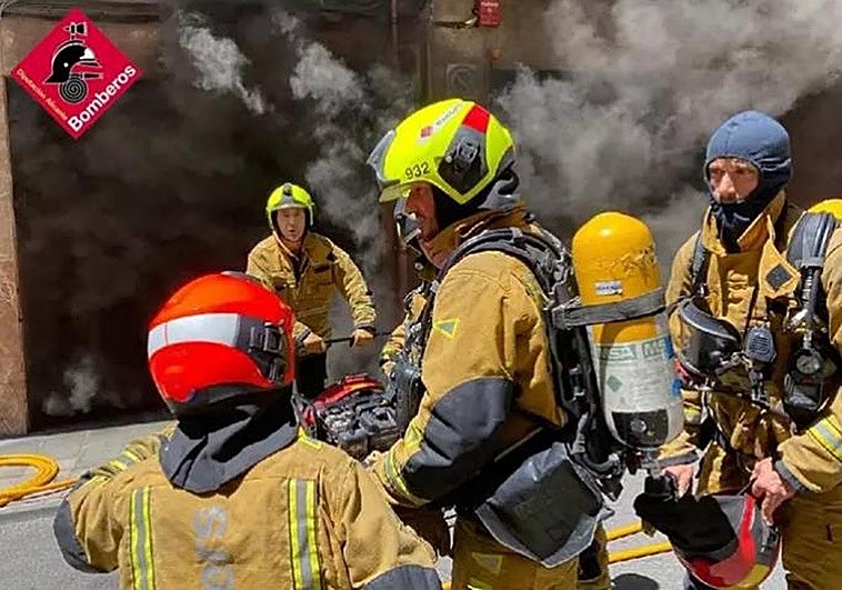 Incendio en un parking de Elda.