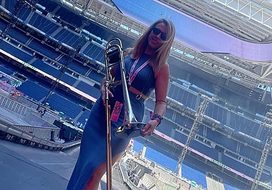 Marga García-Galbis con su trombón en el estadio Santiago Bernabéu.
