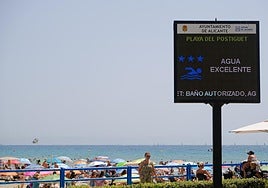 Cartel donde indica la calidad de agua, entre otros parámetros, de la playa del Postiguet.