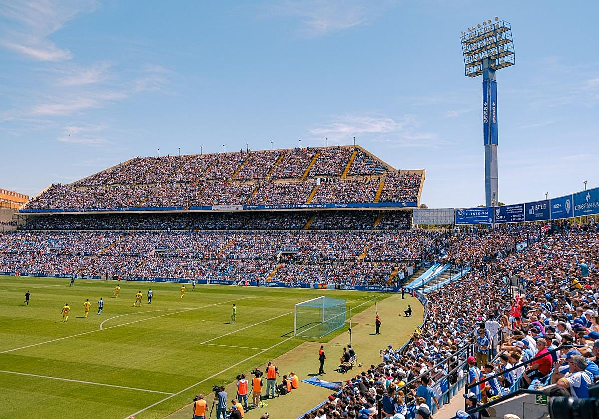 Imagen principal - El fútbol volverá al Rico Pérez este viernes con varios actos para conmemorar su 50 aniversario