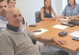 Sebastián Alcaraz (polo a rayas) en una imagen de archivo.