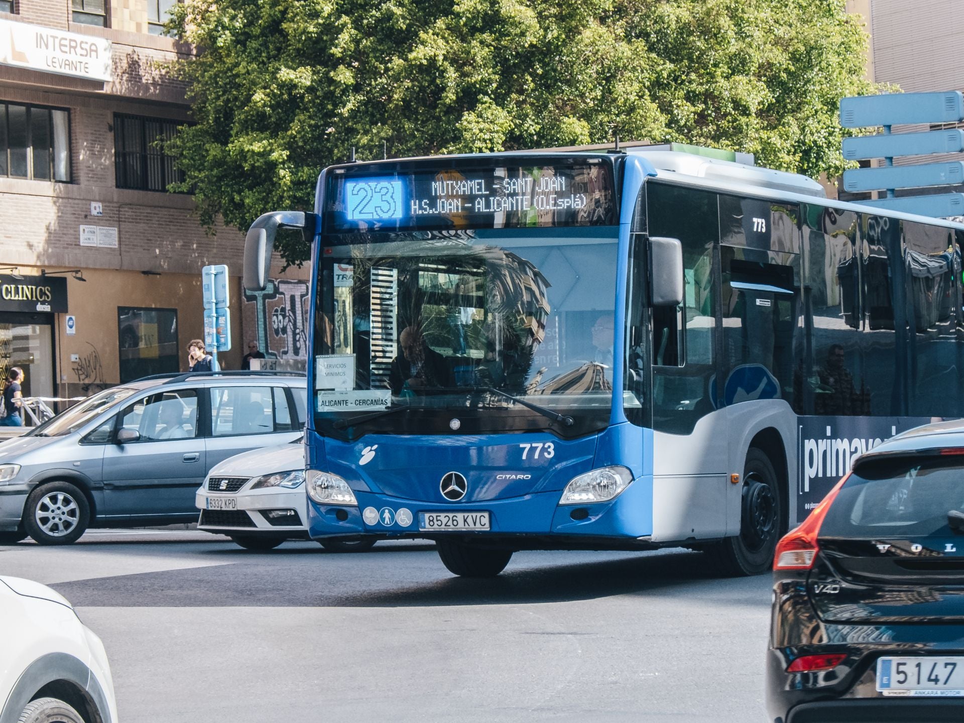 Un autobús interurbano en el centro de Alicante.