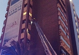 Incendio en el Hotel Maya de Alicante este lunes.
