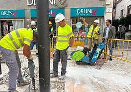El concejal de Servicios Públicos, Claudio Guilabert, observa la sustitución de las luminarias en la Plaça de Baix.