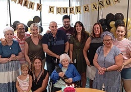 María Torregrosa junto a su familia.