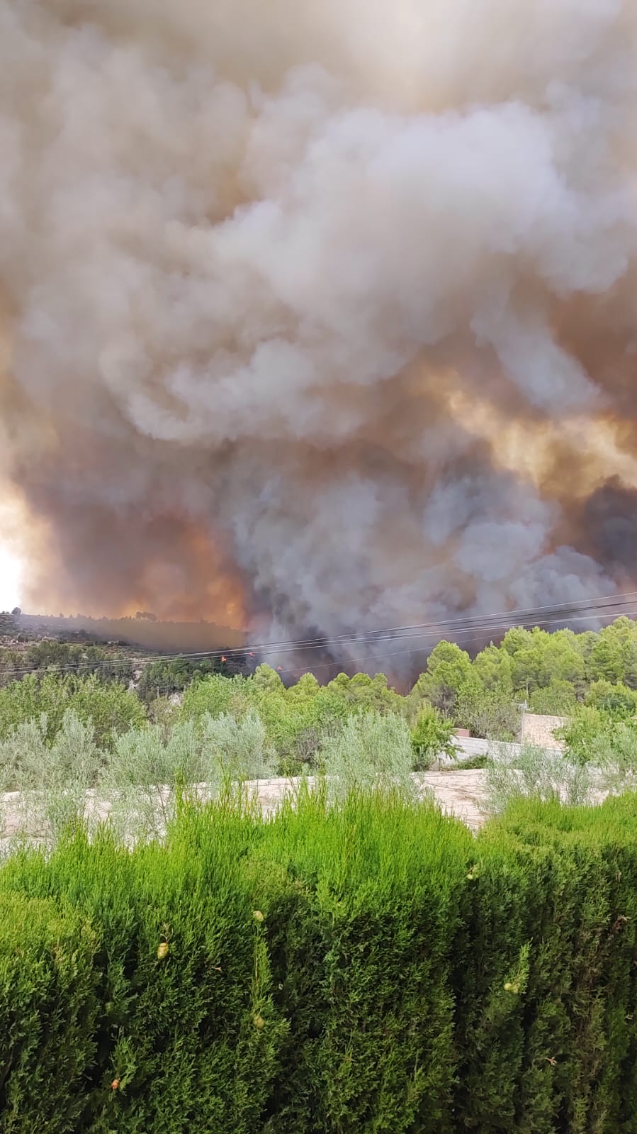 Imagen principal - Imágenes del fuego y del operativo de extinción de las llamas.