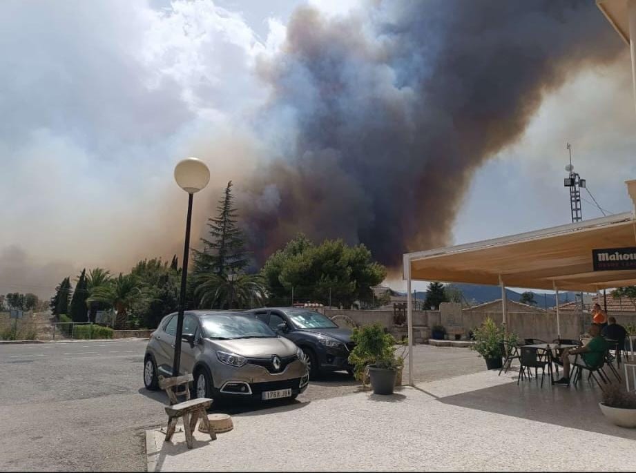 Declarado un incendio forestal en Benasau que avanza «muy rápidamente» 