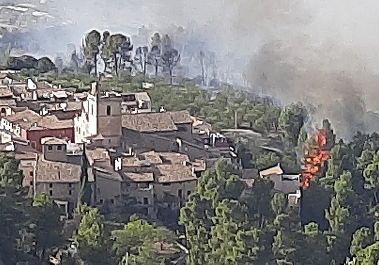 El fuego llega hasta los límites del núcleo urbano de Penàguila.