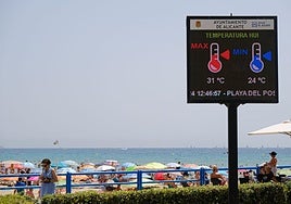 Termómetro en la playa del Postiguet, en Alicante.