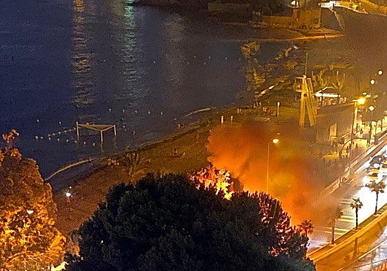 El incendio en la playa de la Albufereta.