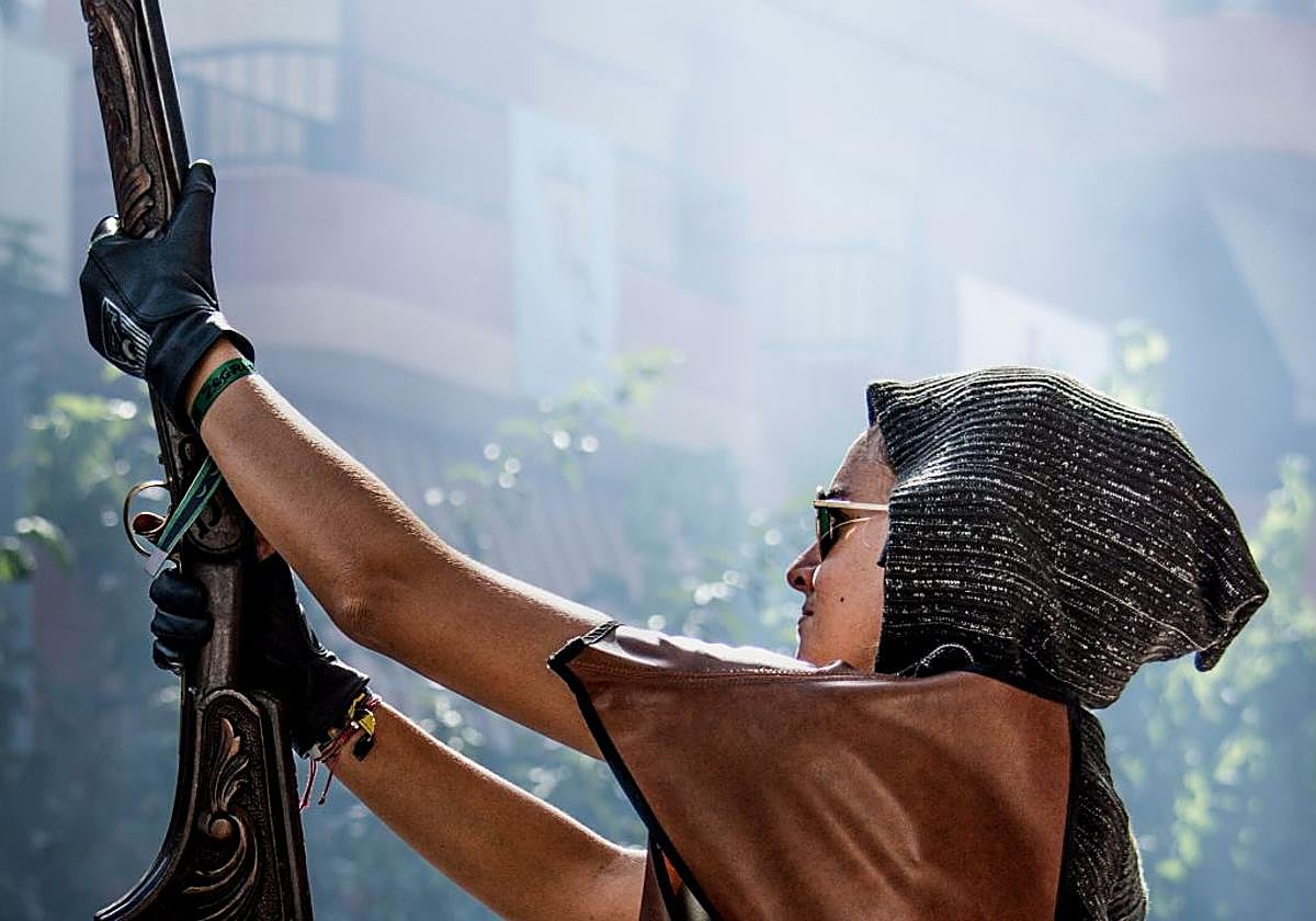 Disparo de arcabuces en fiestas de Moros y Cristianos de Mutxamel.
