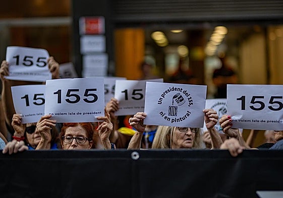 Activistas convocados por los CDR se concentran ante ERC contra la investidura de Illa.