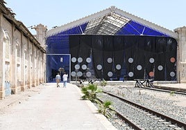 Trasera de Casa Mediterráneo con la antigua nave-taller a la izquierda y las vías donde iría el vagón cafetería.