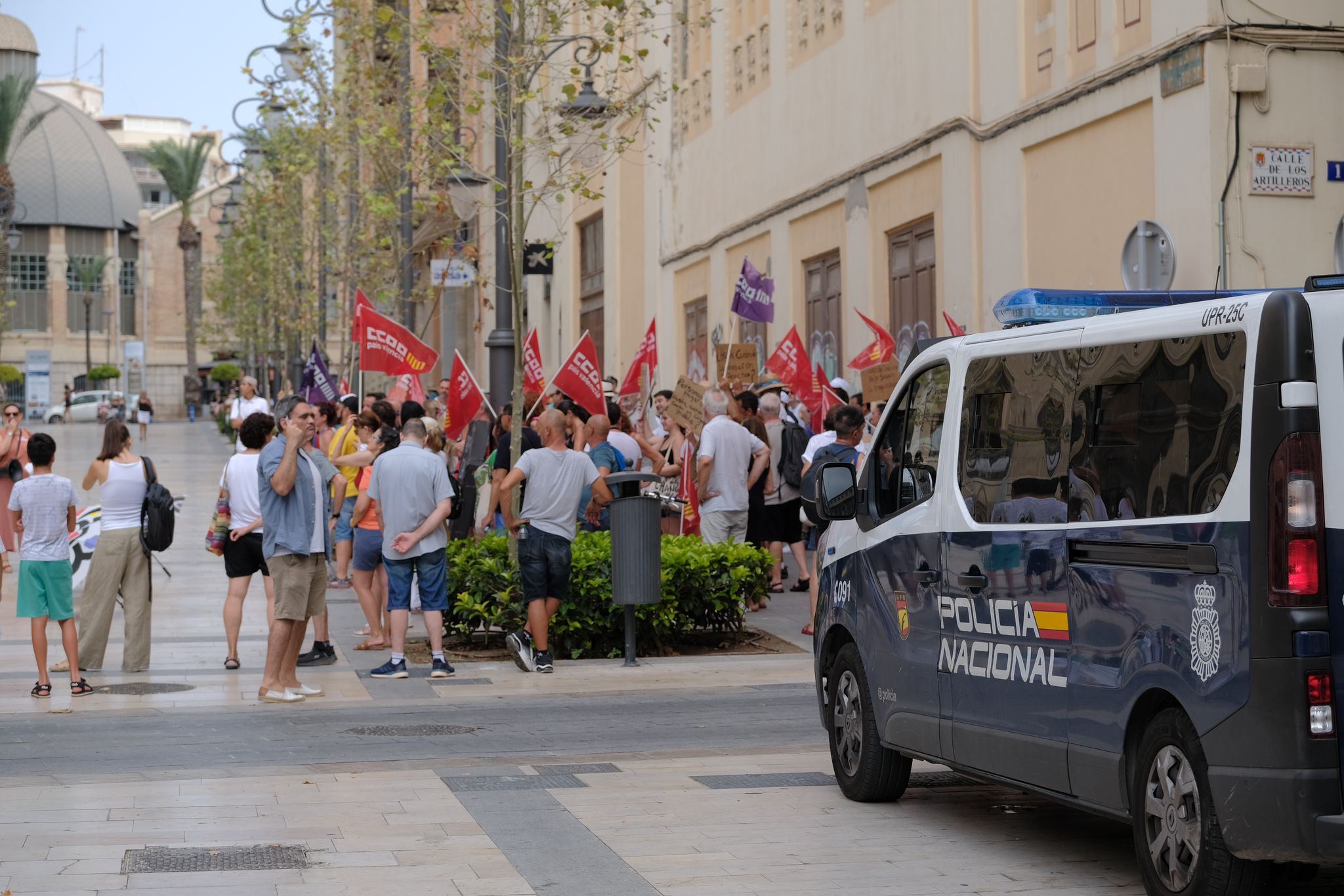 La plantilla del albergue de personas sin hogar de Alicante protesta por el nuevo pliego