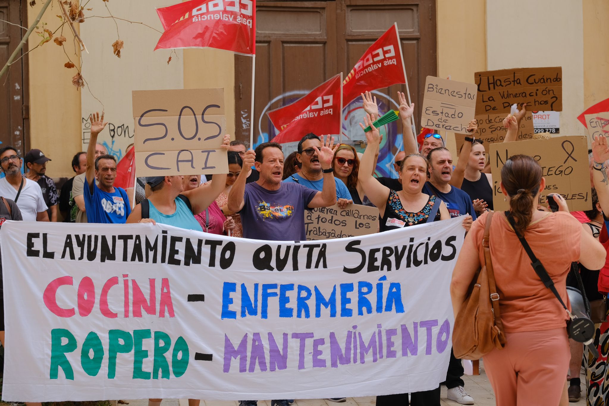 La plantilla del albergue de personas sin hogar de Alicante protesta por el nuevo pliego