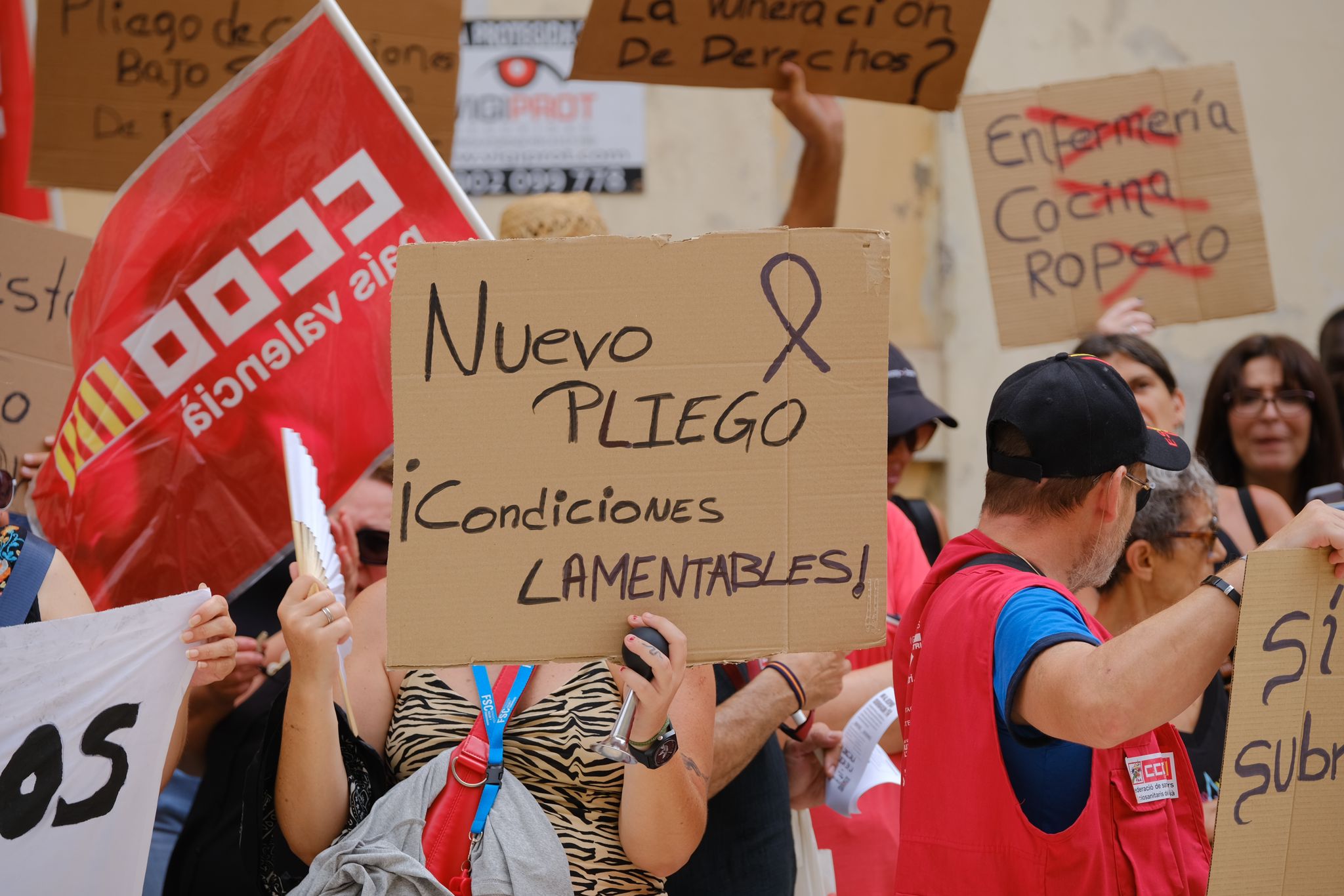 La plantilla del albergue de personas sin hogar de Alicante protesta por el nuevo pliego