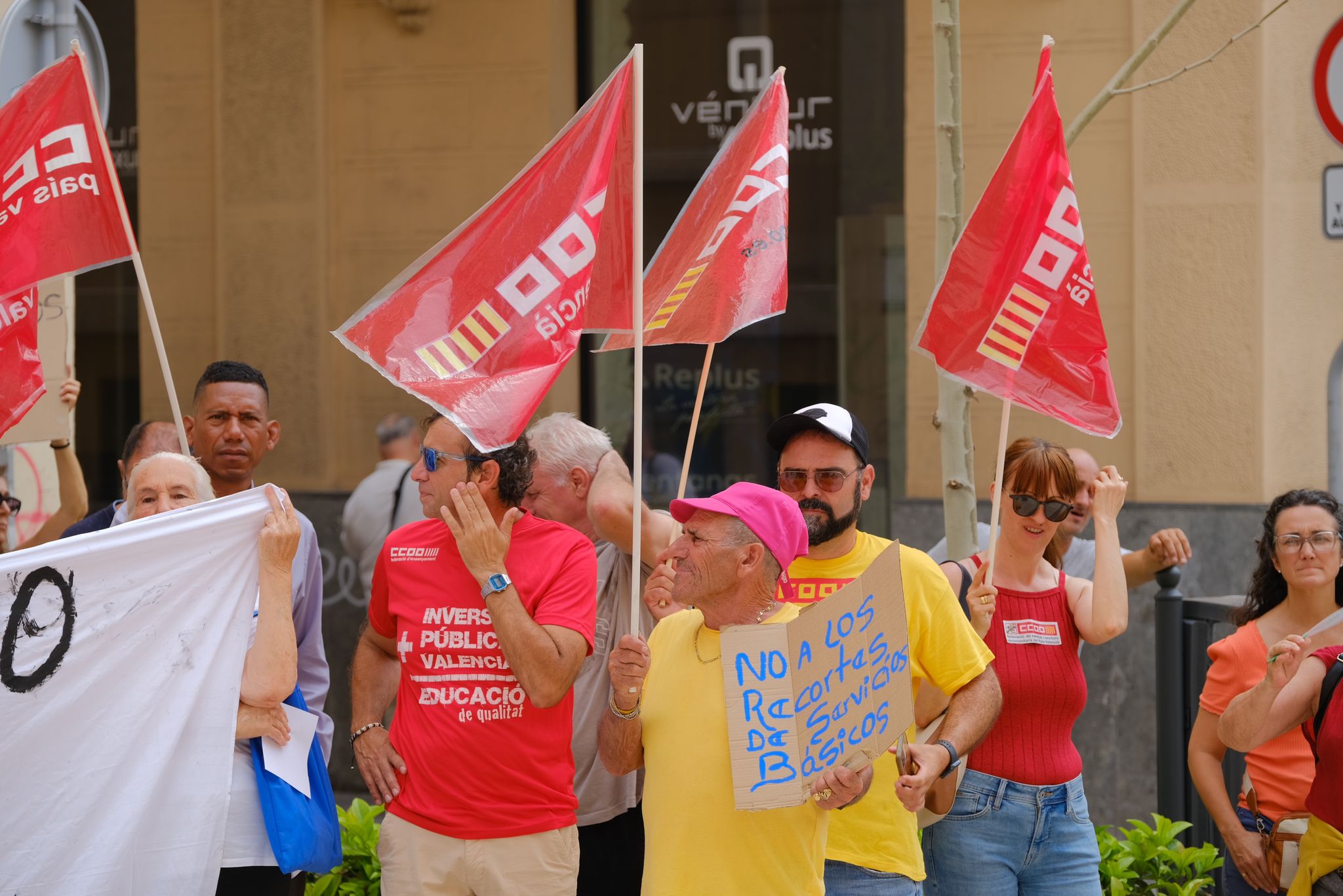 La plantilla del albergue de personas sin hogar de Alicante protesta por el nuevo pliego