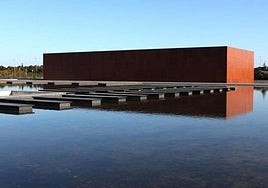 Museo de la Universidad de Alicante y su reflejo sobre la cubierta de agua.